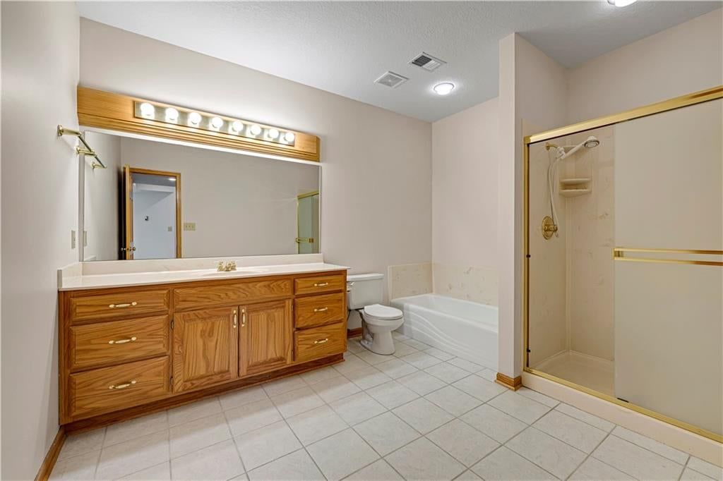 Photo 33 of 39 - 15613 Cedar Lane, Basehor, KS 66007