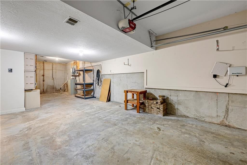 Photo 35 of 39 - 15613 Cedar Lane, Basehor, KS 66007