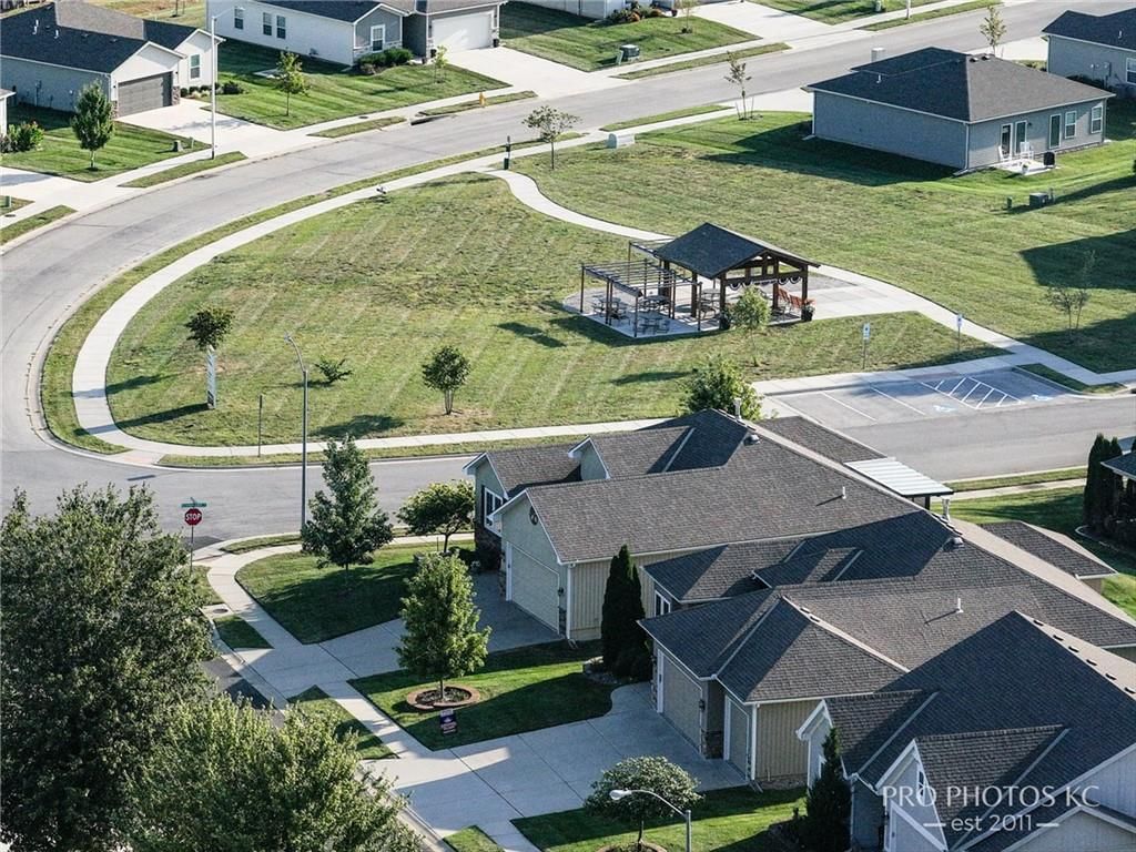 Photo 5 of 40 - 2003 Creek View Lane, Raymore, MO 64083