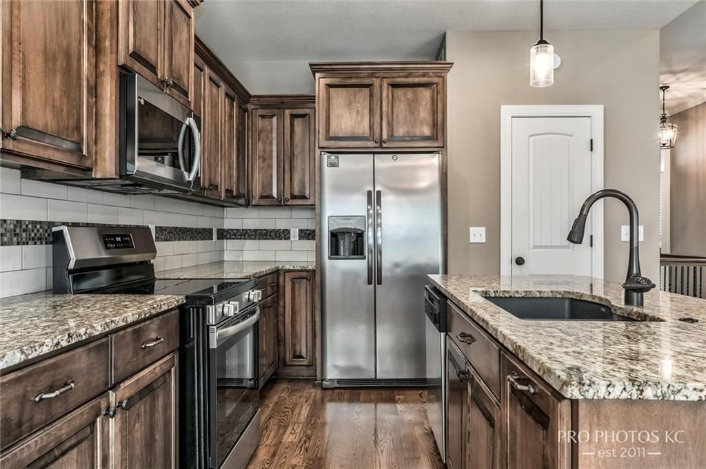 Photo 11 of 40 - 2003 Creek View Lane, Raymore, MO 64083