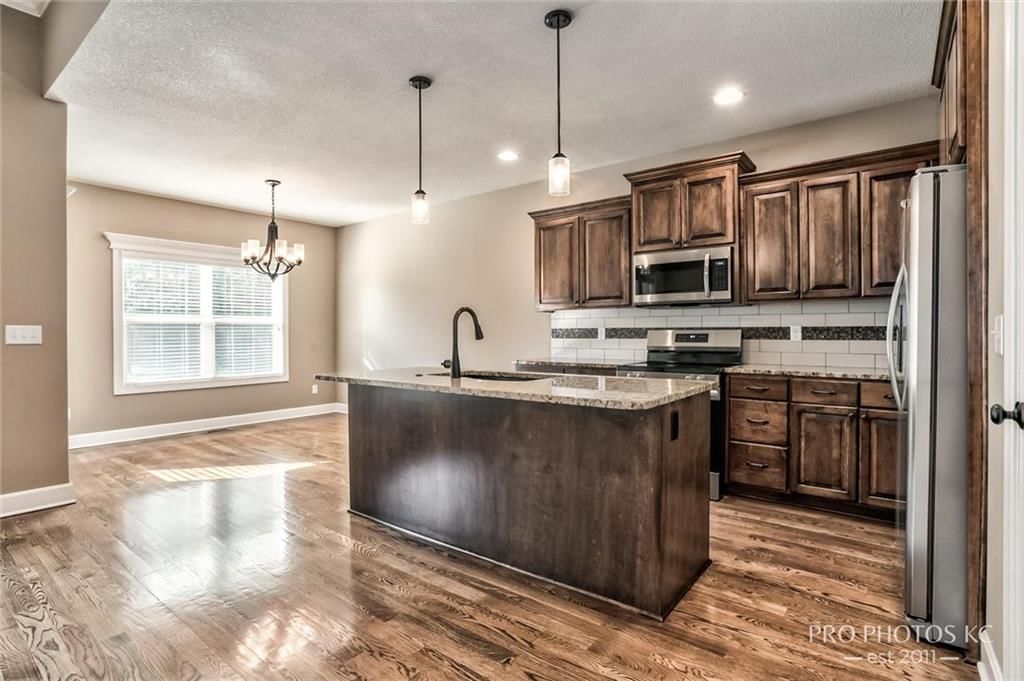 Photo 12 of 40 - 2003 Creek View Lane, Raymore, MO 64083