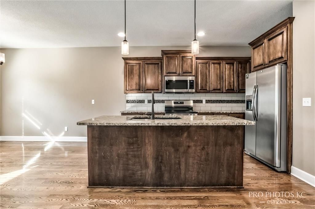 Photo 15 of 40 - 2003 Creek View Lane, Raymore, MO 64083