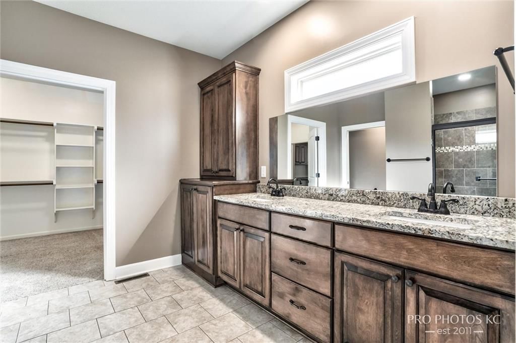 Photo 18 of 40 - 2003 Creek View Lane, Raymore, MO 64083