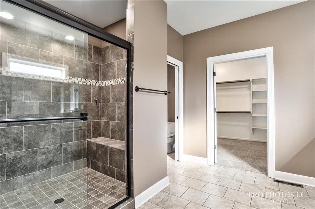 Photo 19 of 40 - 2003 Creek View Lane, Raymore, MO 64083