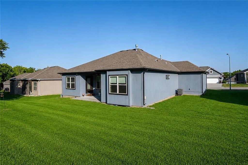 Photo 34 of 40 - 2003 Creek View Lane, Raymore, MO 64083