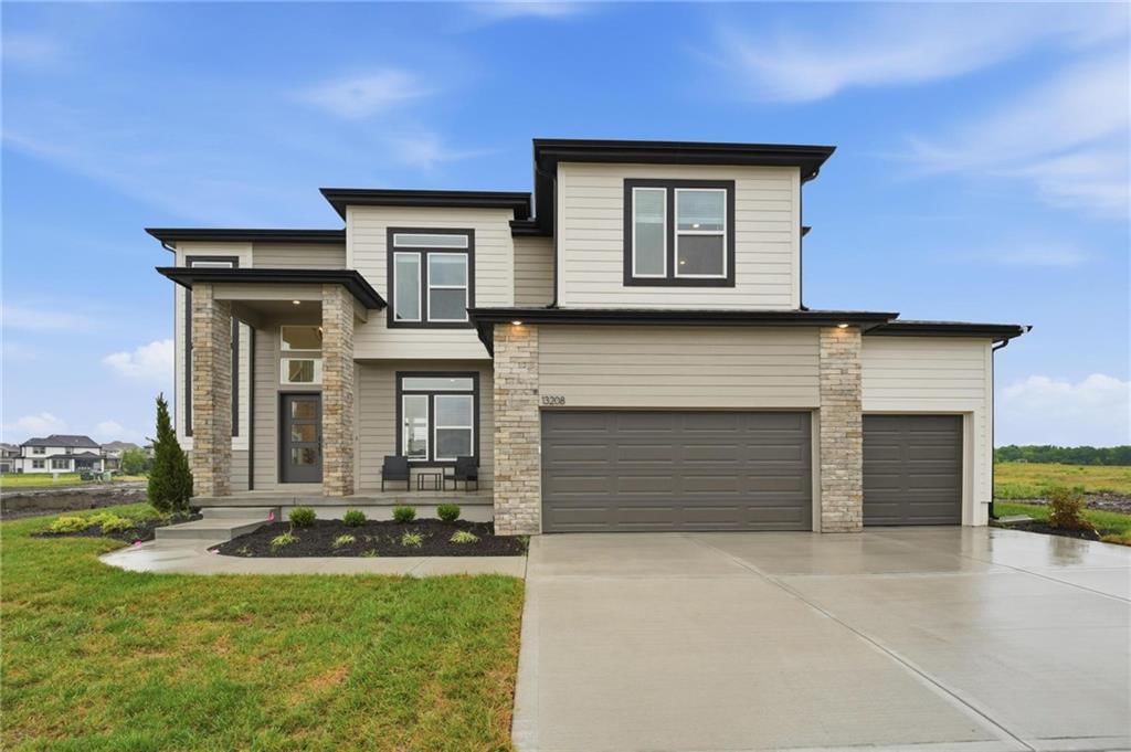 1521 Portsmouth Lane, Raymore, MO: listing photo 2
