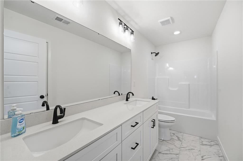 Photo 17 of 22 - 1521 Portsmouth Lane, Raymore, MO 64083