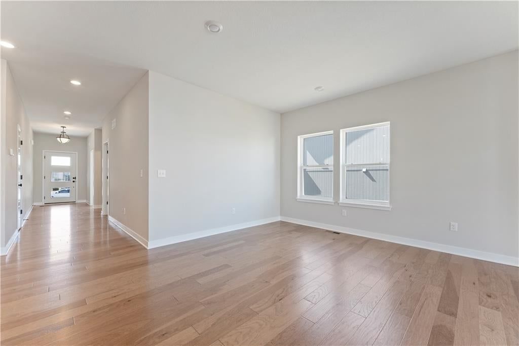 Photo 5 of 19 - 1525 Portsmouth Lane, Raymore, MO 64083