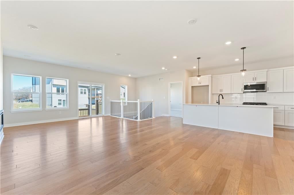 Photo 8 of 19 - 1525 Portsmouth Lane, Raymore, MO 64083
