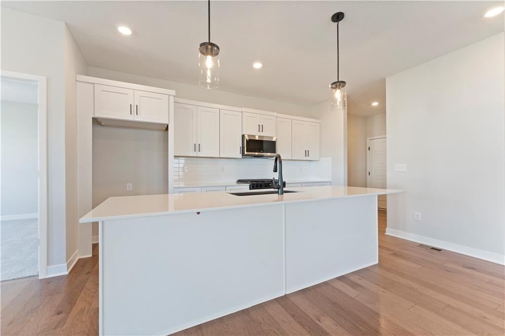 Photo 9 of 19, 1525 Portsmouth Lane, Raymore, MO 64083