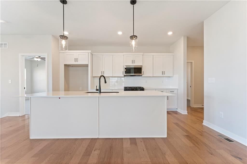 Photo 10 of 19 - 1525 Portsmouth Lane, Raymore, MO 64083