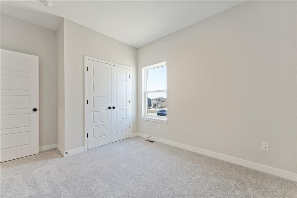 Photo 12 of 19, 1525 Portsmouth Lane, Raymore, MO 64083