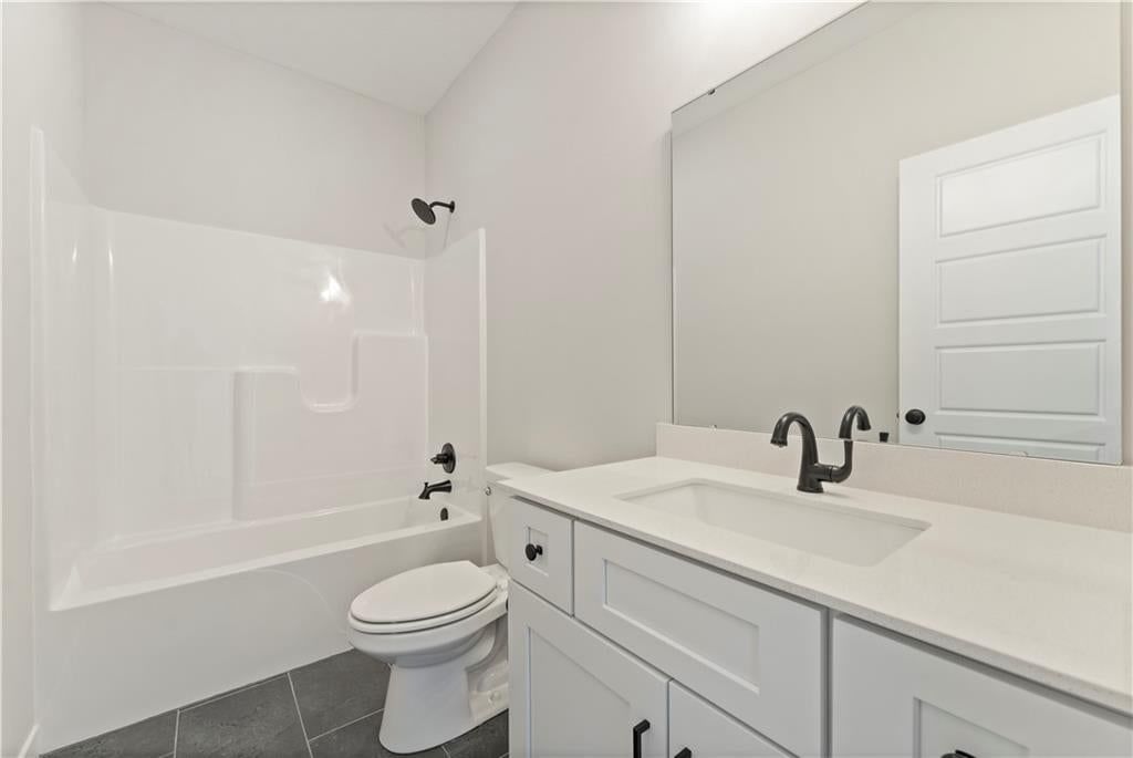 Photo 13 of 19, 1525 Portsmouth Lane, Raymore, MO 64083