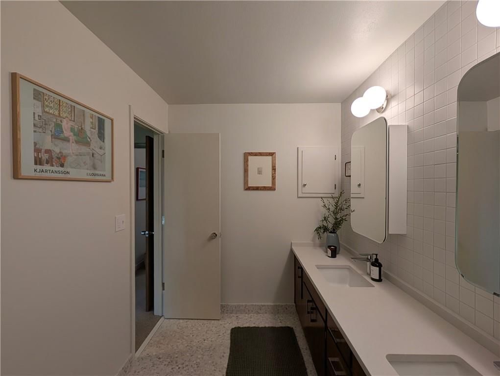10050 Roe Avenue — photo 33