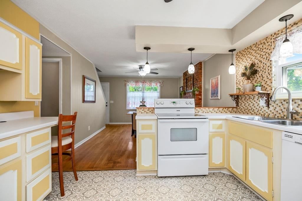 Photo 11 of 33 - 6808 N Askew Avenue, Gladstone, MO 64119
