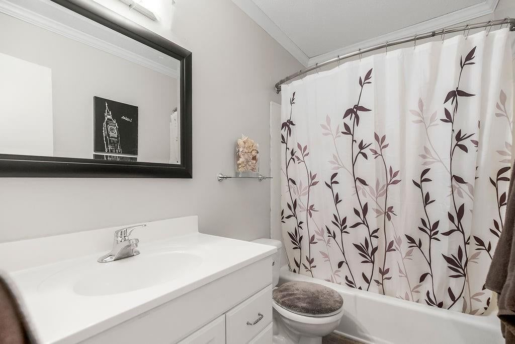 Photo 15 of 33 - 6808 N Askew Avenue, Gladstone, MO 64119