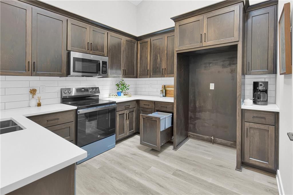 Photo 7 of 48 - 5821 Hunter Court, Raytown, MO 64133