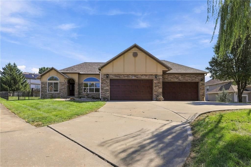 417 SE Hackamore Court, Lee's Summit, MO: listing photo 2
