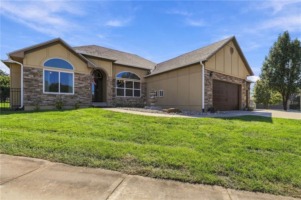 417 SE Hackamore Court, Lee's Summit, MO: listing photo 3