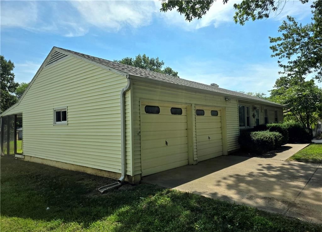 Photo 22 of 44 - 2623 Vernon Street, North Kansas City, MO 64116