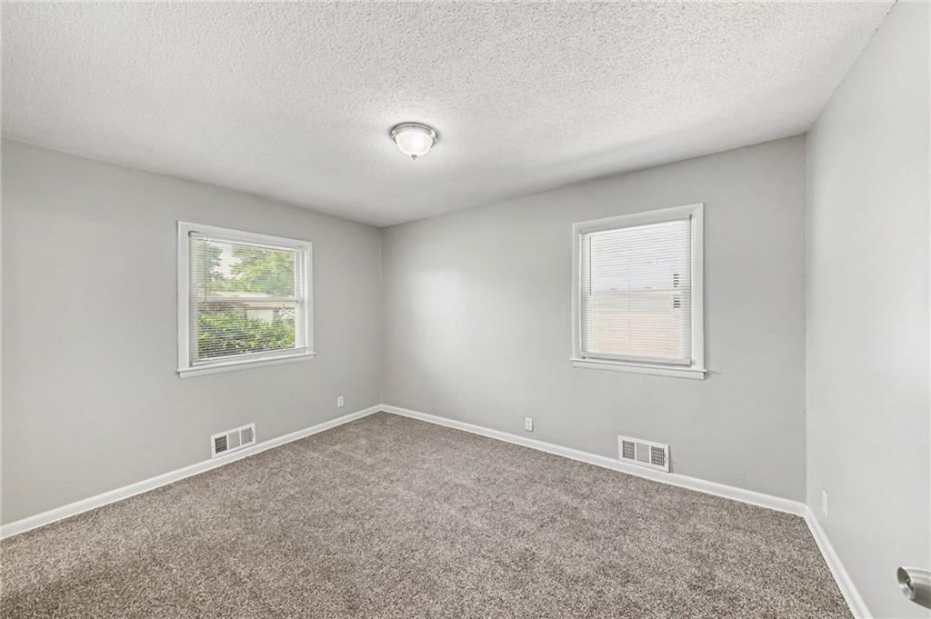 Photo 13 of 21 - 13008 E 38th Street, Independence, MO 64055