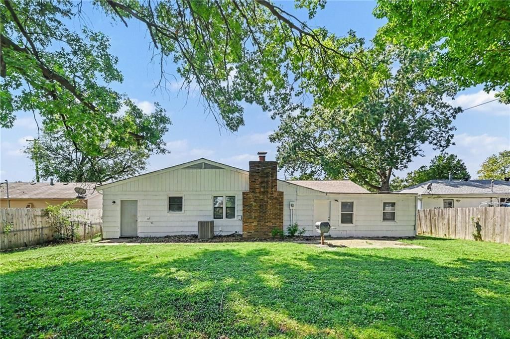 Fenced yard at 13008 E 38th Street, Independence, MO 64055