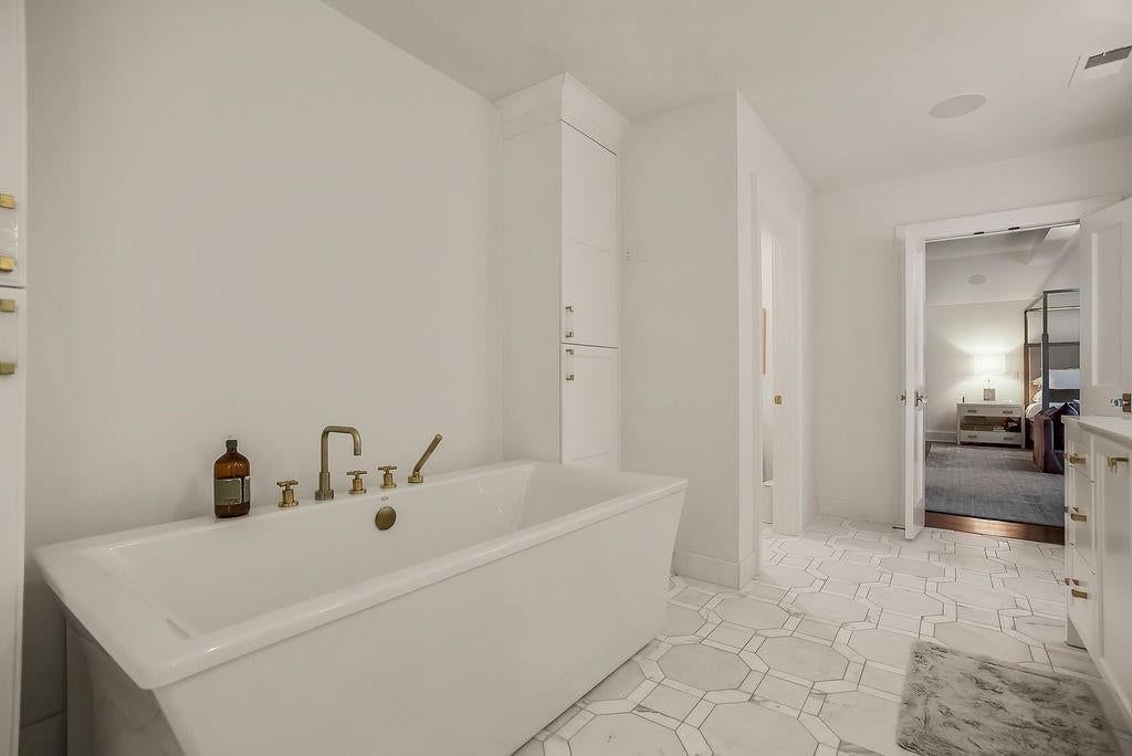 1235 W 57 Terrace — photo 35