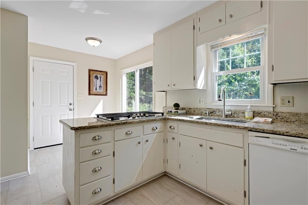 Photo 9 of 27 - 9515 Granada Drive, Overland Park, KS 66207
