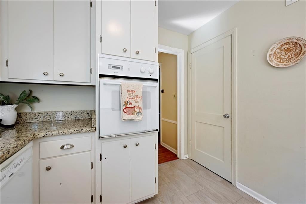 Photo 10 of 27 - 9515 Granada Drive, Overland Park, KS 66207