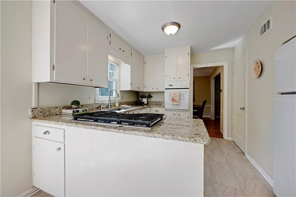 Photo 11 of 27 - 9515 Granada Drive, Overland Park, KS 66207