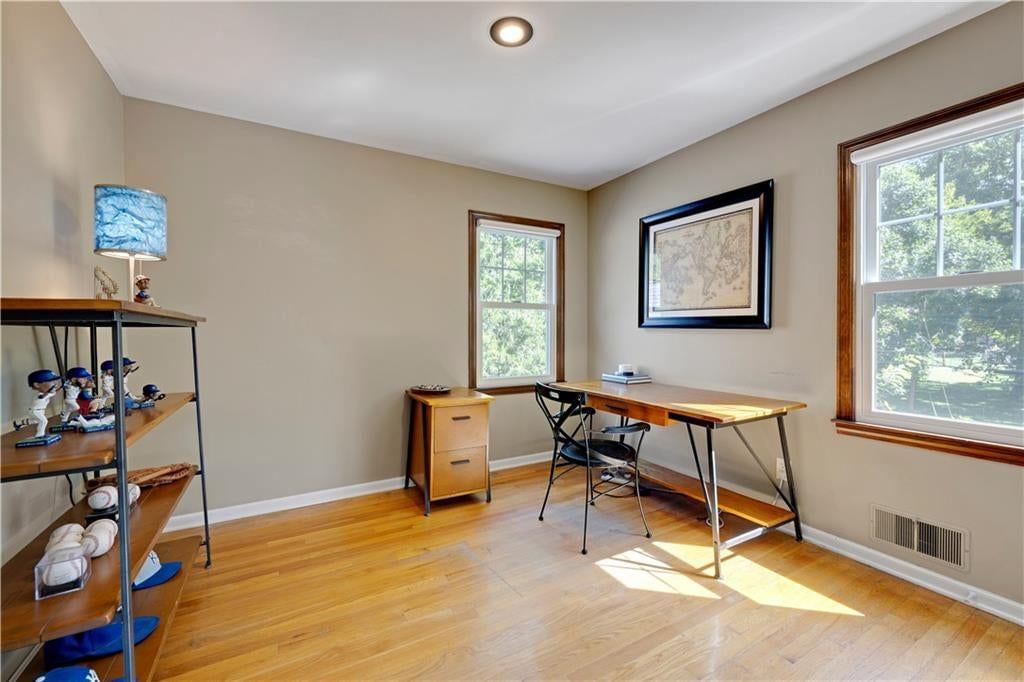 Photo 21 of 27 - 9515 Granada Drive, Overland Park, KS 66207