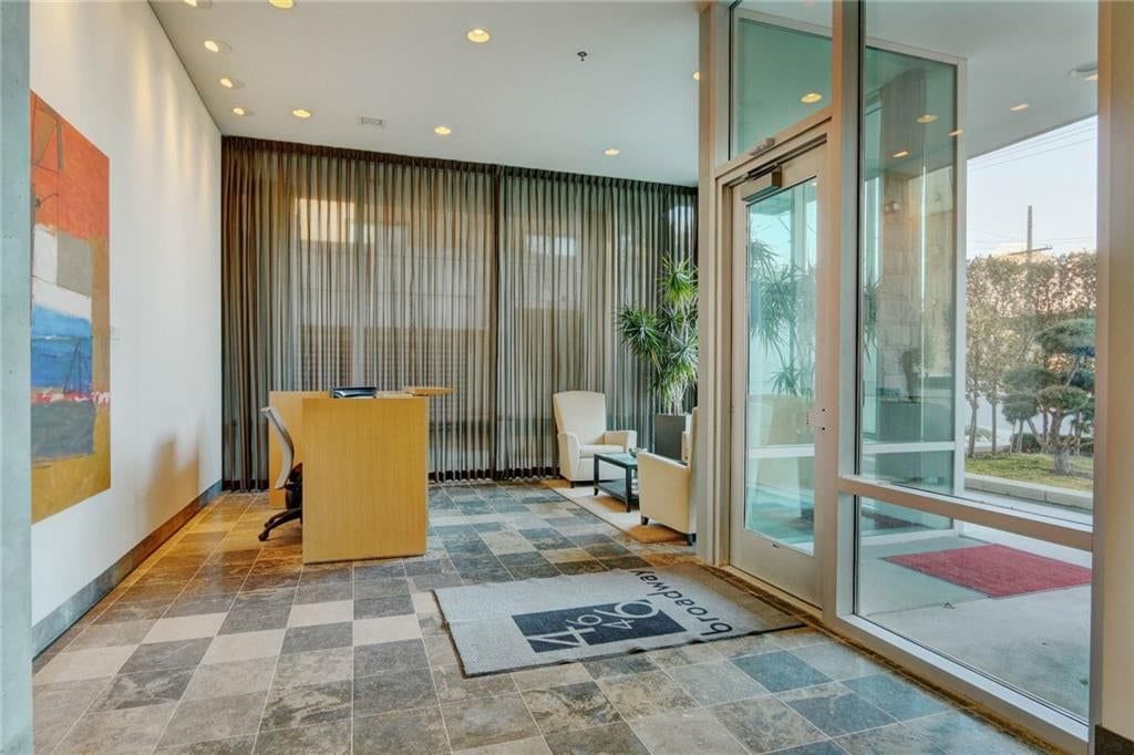 4646 Broadway Street — photo 8