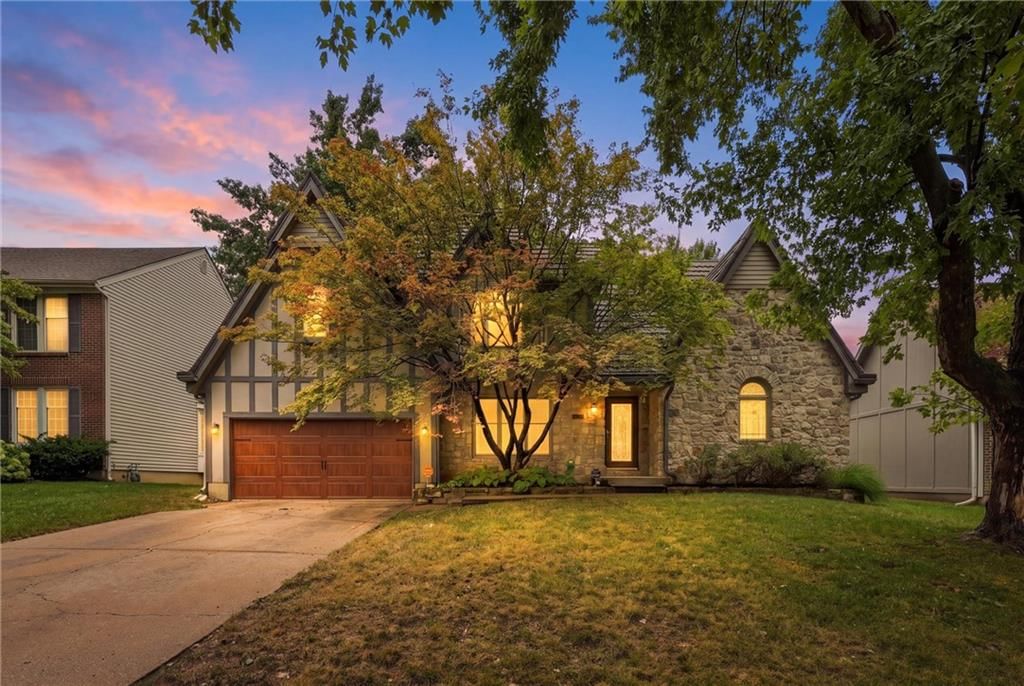 7716 Acuff Lane, Lenexa, KS: listing photo 2