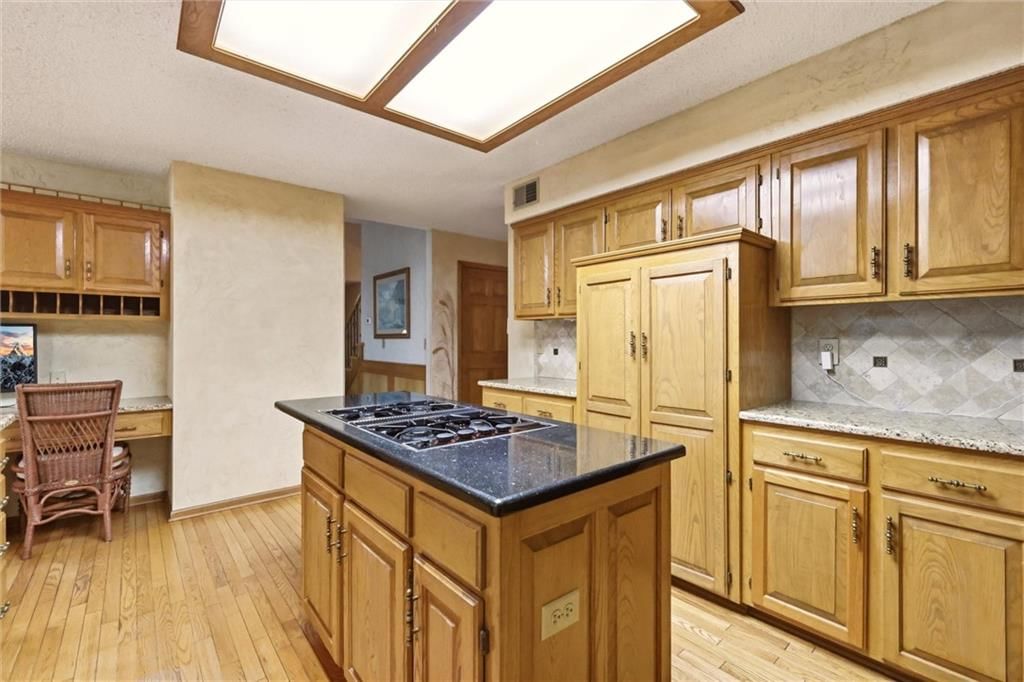 Photo 11 of 45 - 7716 Acuff Lane, Lenexa, KS 66216