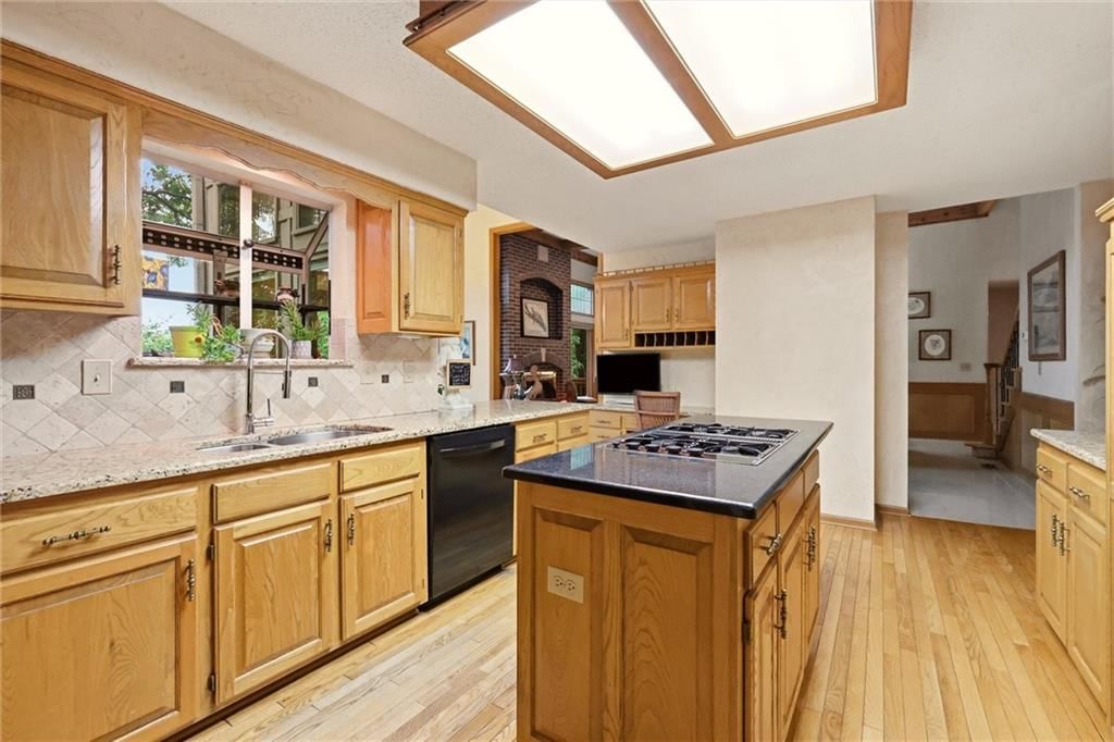Photo 12 of 45 - 7716 Acuff Lane, Lenexa, KS 66216