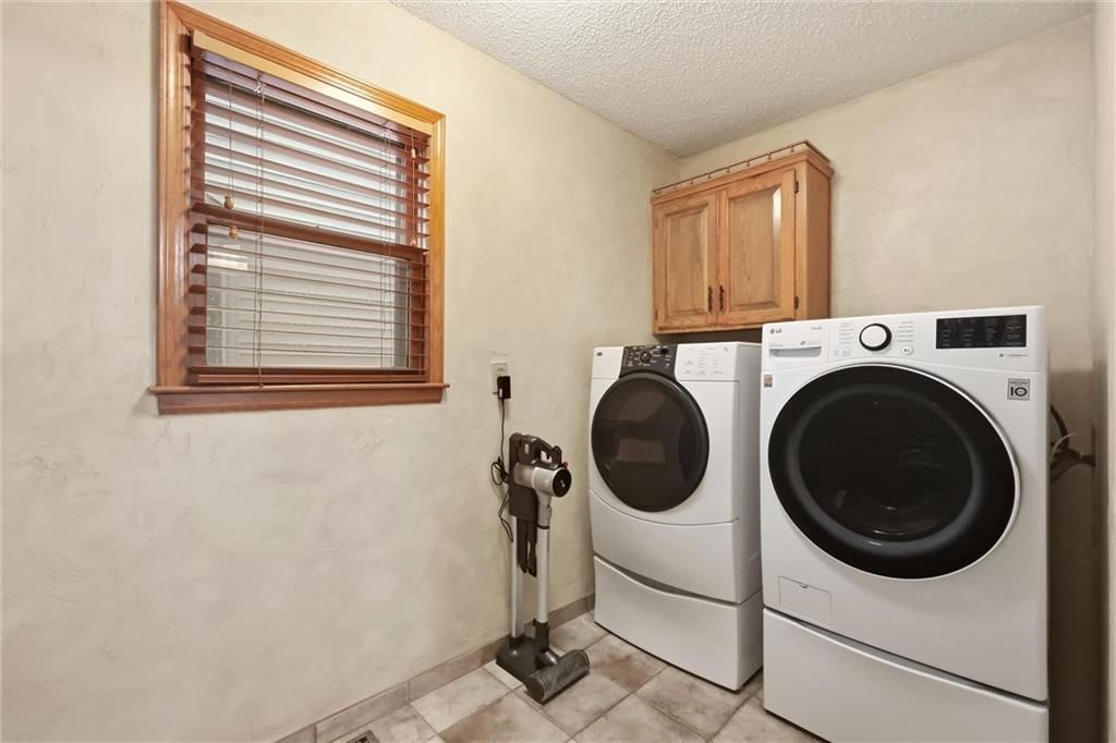 Photo 18 of 45 - 7716 Acuff Lane, Lenexa, KS 66216