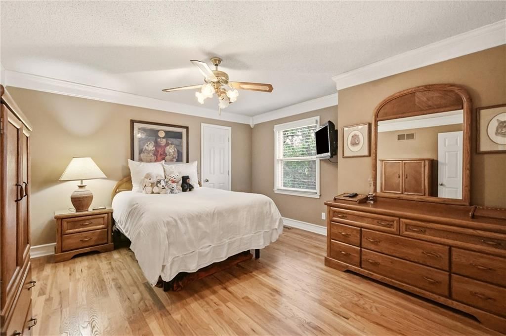 Photo 31 of 45 - 7716 Acuff Lane, Lenexa, KS 66216