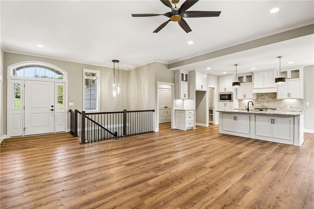 12215 S Eagle Crest Drive, Lee's Summit, MO: listing photo 2