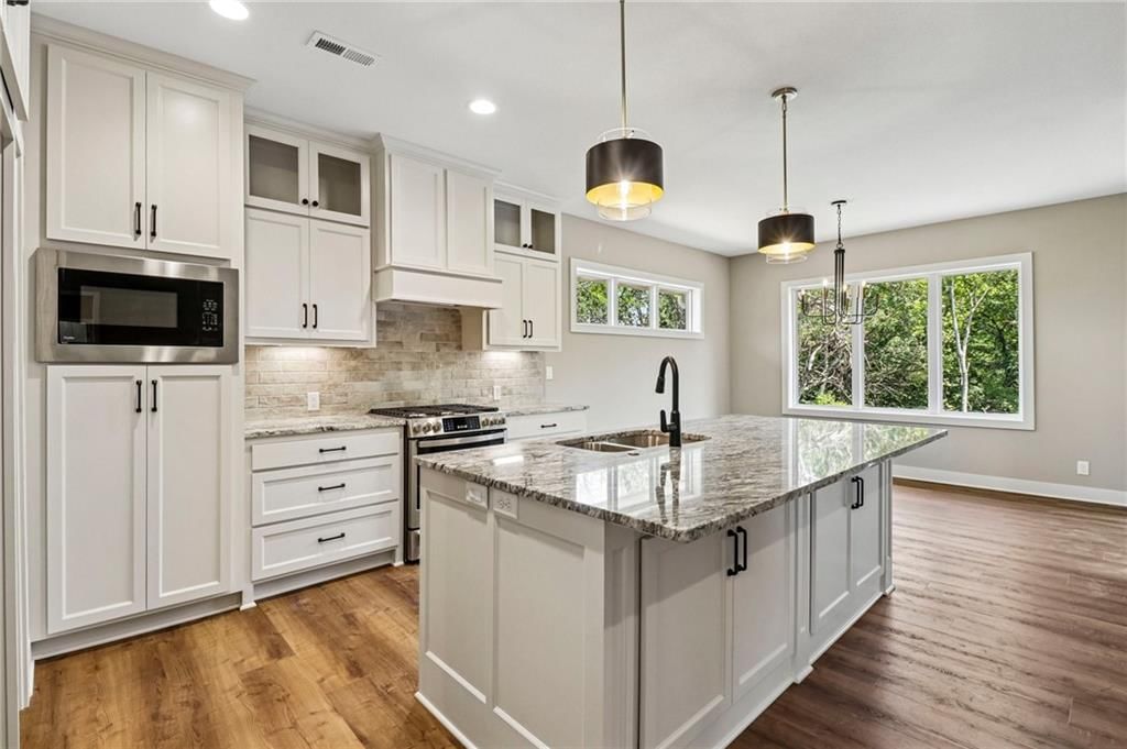 Photo 7 of 23, 12215 S Eagle Crest Drive, Lee's Summit, MO 64086