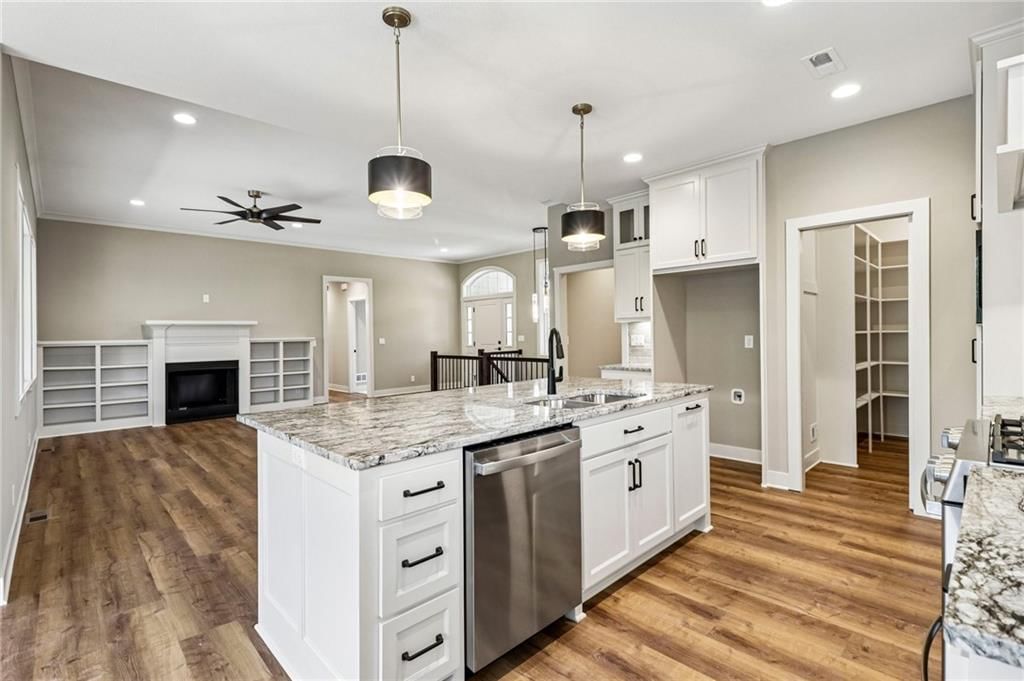 Photo 9 of 23 - 12215 S Eagle Crest Drive, Lee's Summit, MO 64086