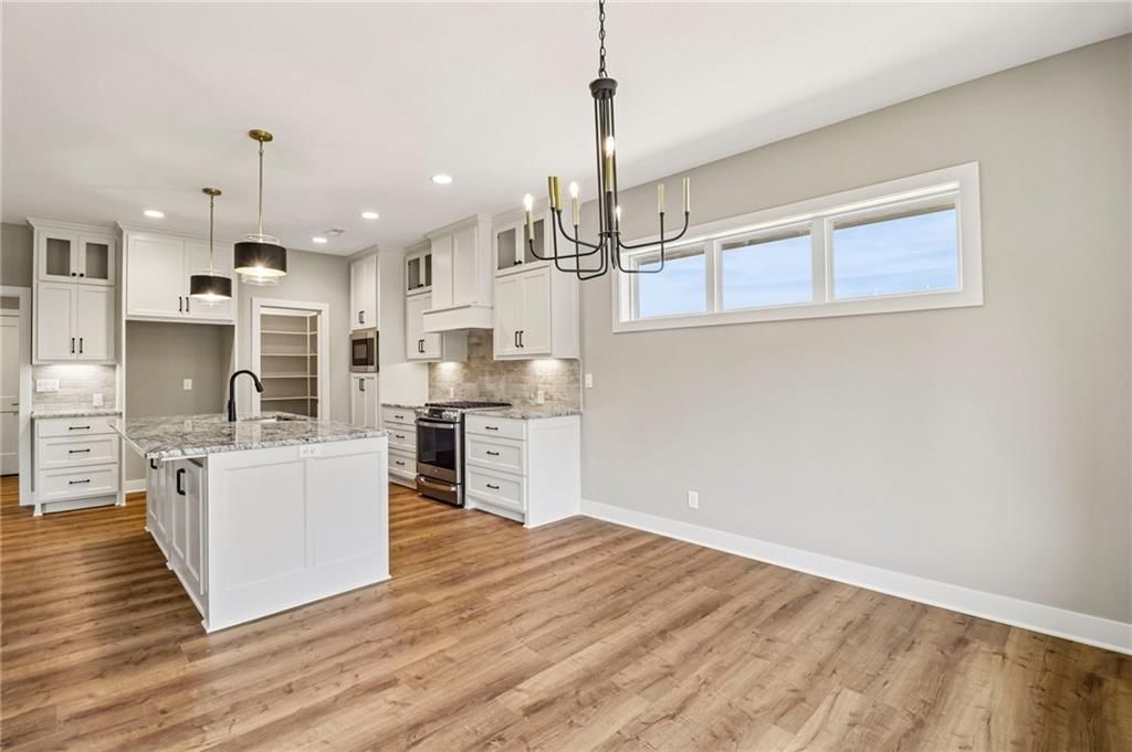 Photo 11 of 23 - 12215 S Eagle Crest Drive, Lee's Summit, MO 64086