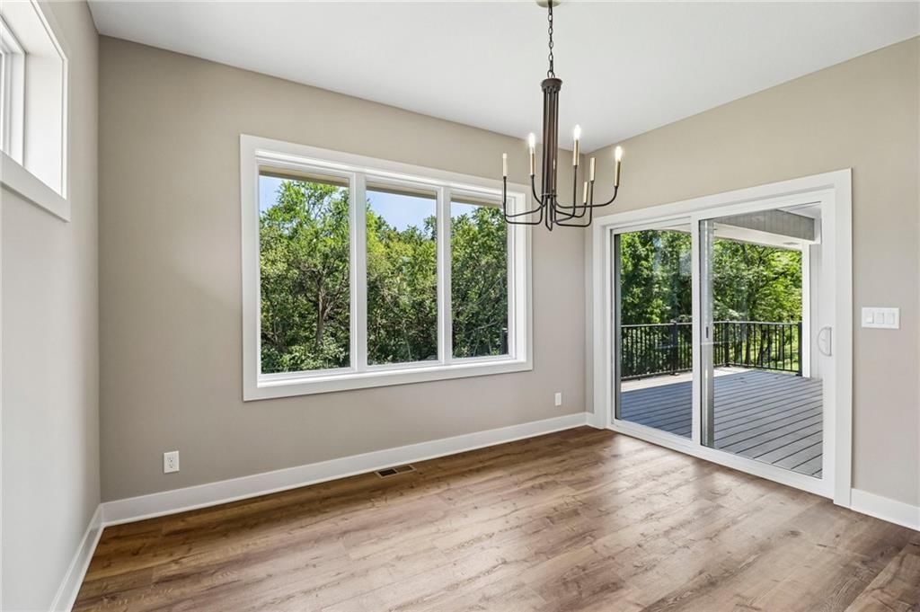 Photo 13 of 23 - 12215 S Eagle Crest Drive, Lee's Summit, MO 64086
