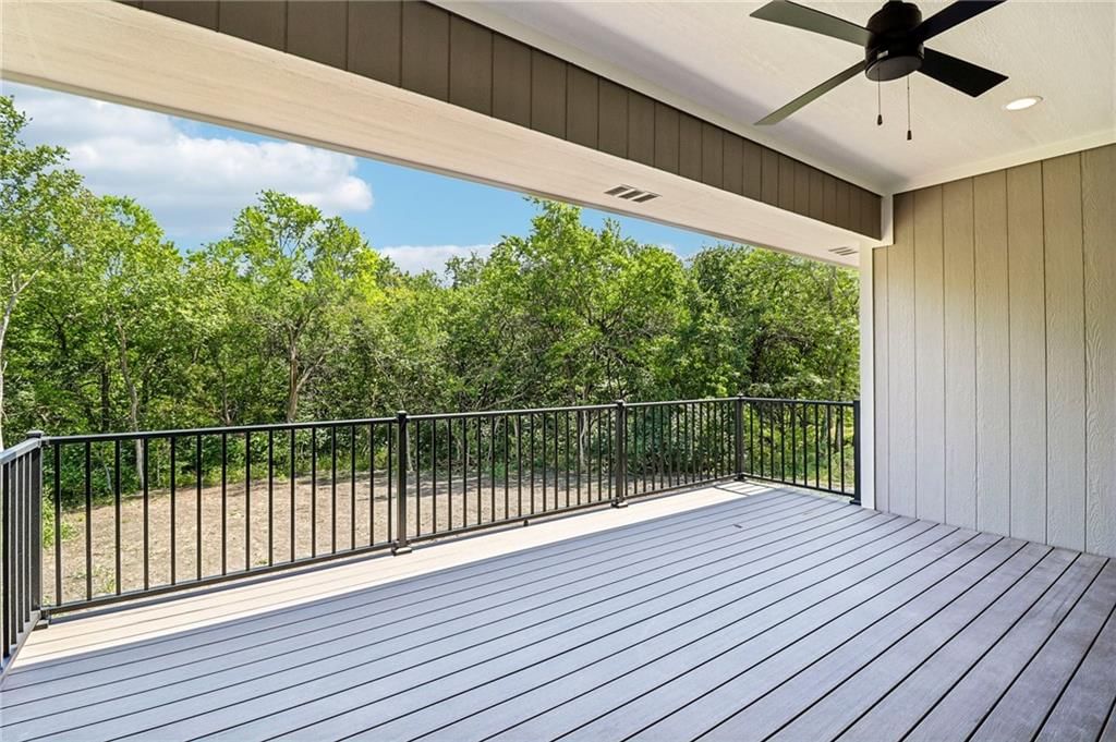 Photo 15 of 23 - 12215 S Eagle Crest Drive, Lee's Summit, MO 64086