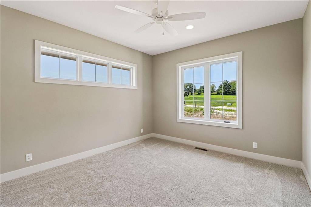 Photo 17 of 23 - 12215 S Eagle Crest Drive, Lee's Summit, MO 64086