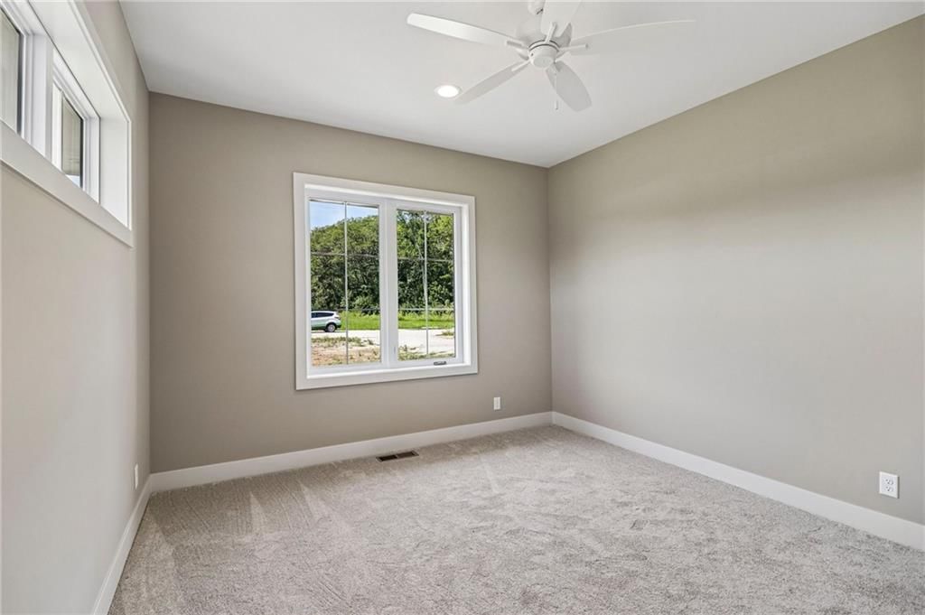 Photo 18 of 23, 12215 S Eagle Crest Drive, Lee's Summit, MO 64086