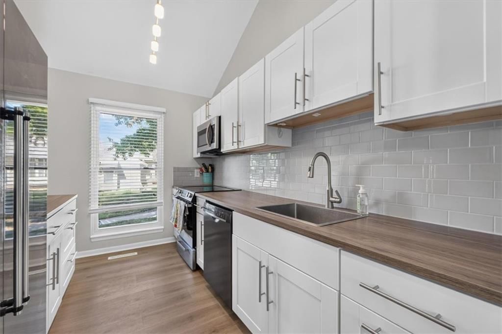 Photo 13 of 34 - 5725 N Oregon Avenue, Kansas City, MO 64151