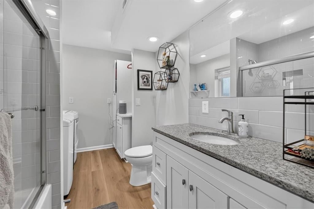 Photo 5 of 34 - 5725 N Oregon Avenue, Kansas City, MO 64151