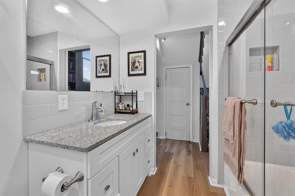 Photo 17 of 34 - 5725 N Oregon Avenue, Kansas City, MO 64151