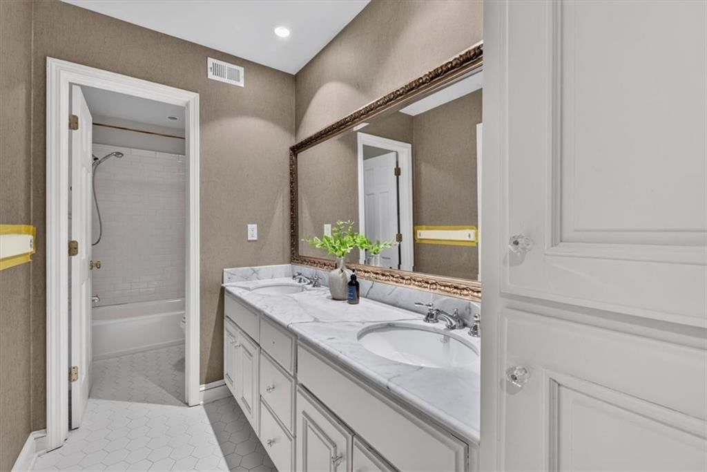Photo 21 of 31 - 5315 Mission Woods Terrace, Mission Woods, KS 66205
