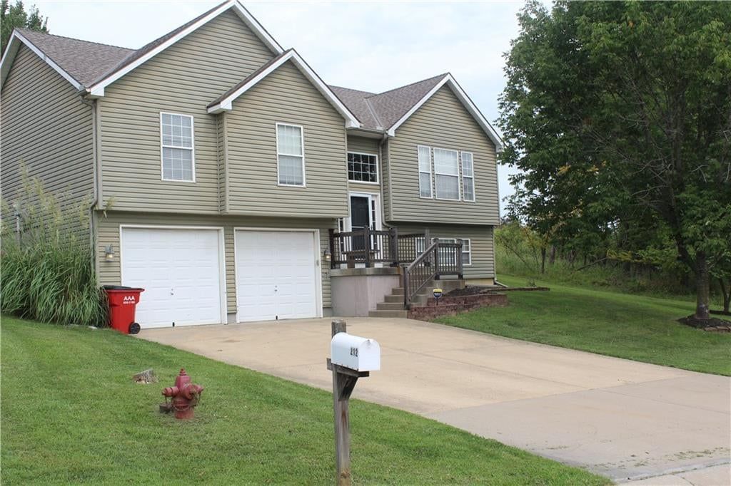 212 E Whispering Hills Boulevard, Lone Jack, MO: listing photo 2